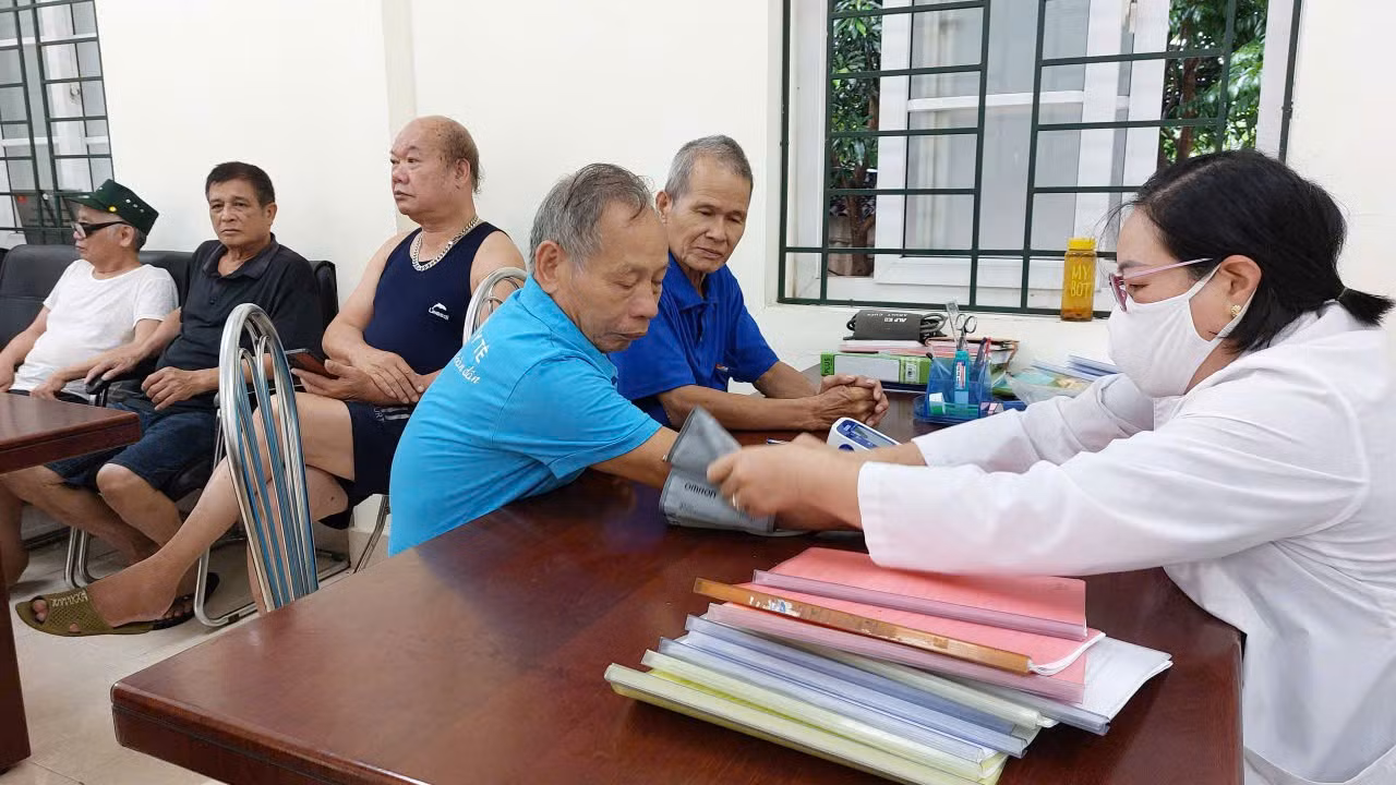 do-huyet-ap-cho-cac-nan-nhan-truoc-khi-vao-xong-hoi-giai-doc.jpg