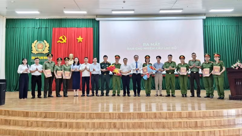 thanh-vien-ban-chu-nhiem-clb-cung-dai-bieu-khach-moi-9634.jpg