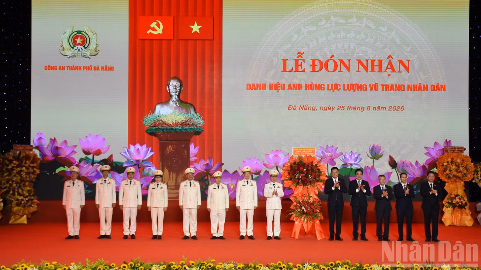 ndo_br_thanh-uy-tang-hoa-8876.jpg