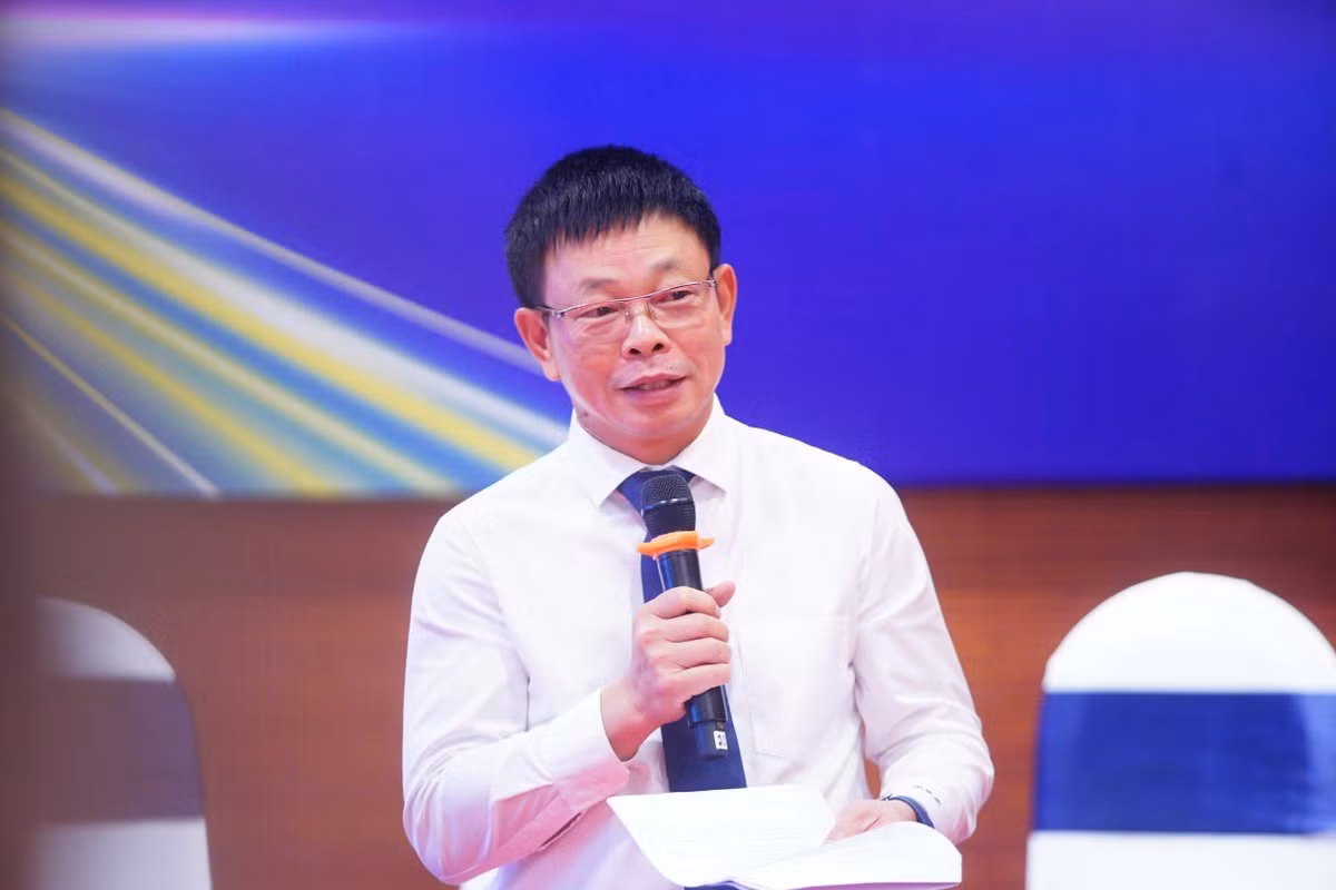 Nhà báo Phùng Công Sưởng - Tổng Biên tập báo Tiền Phong chủ trì điều hành phiên 3 diễn đàn với chủ đề “Chinh phục độc giả Gen Z: Giải mã công thức thành công”. (Ảnh: Duy Phạm/TPO)