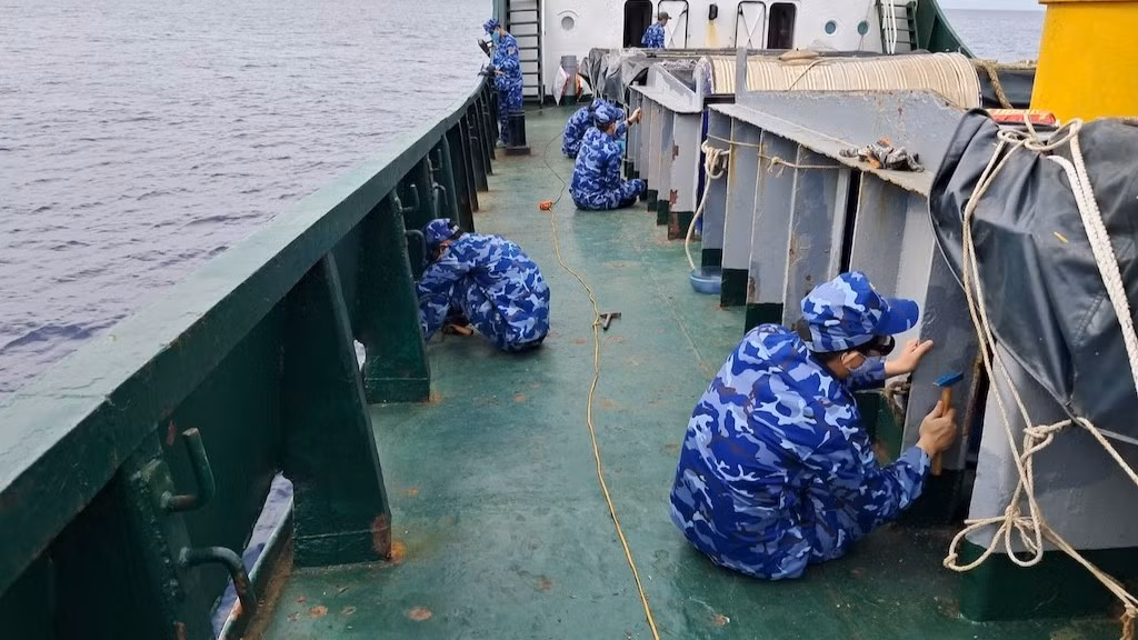 2-can-bo-chien-sy-tau-csb-6006-hai-doi-211-hai-doan-21-tich-cuc-go-ri-son-sua-tau-chuan-bi-tham-gia-hoi-thi-1815.jpg