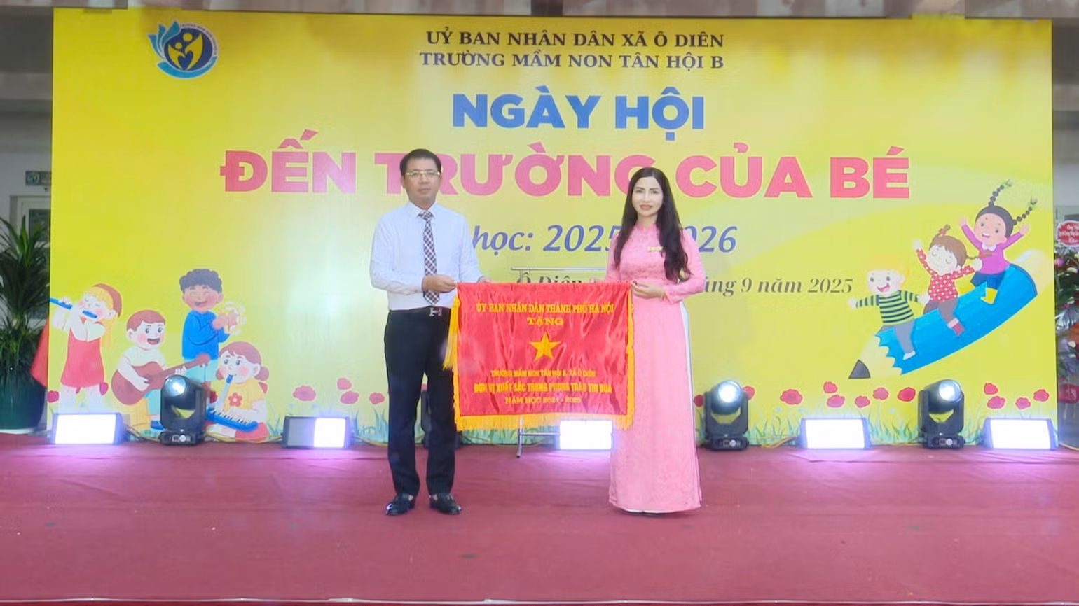 ong-nguyen-van-duc-bi-thu-dang-uy-chu-tich-hdnd-xa-trao-co-thi-dua-xuat-sac-cua-thanh-pho-cho-dai-dien-lanh-dao-nha-truong.png