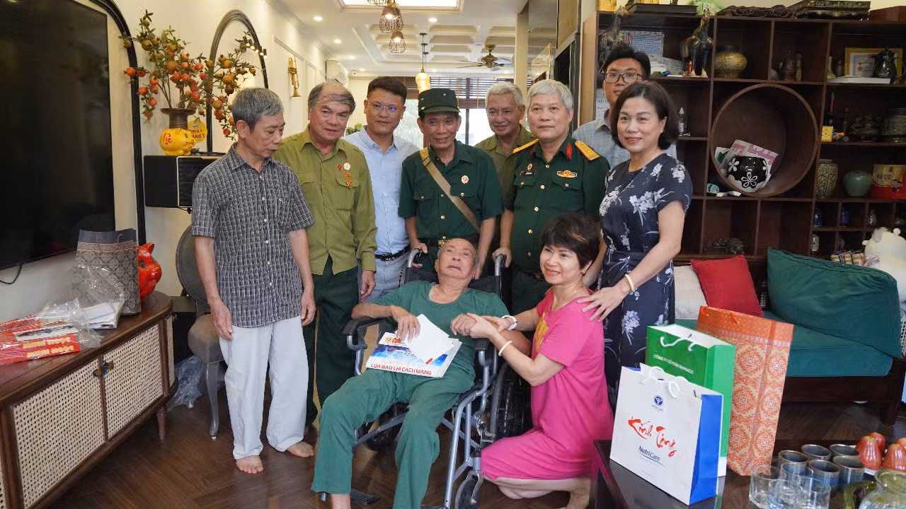 tham-tang-qua-tai-lang-huu-nghi.jpg