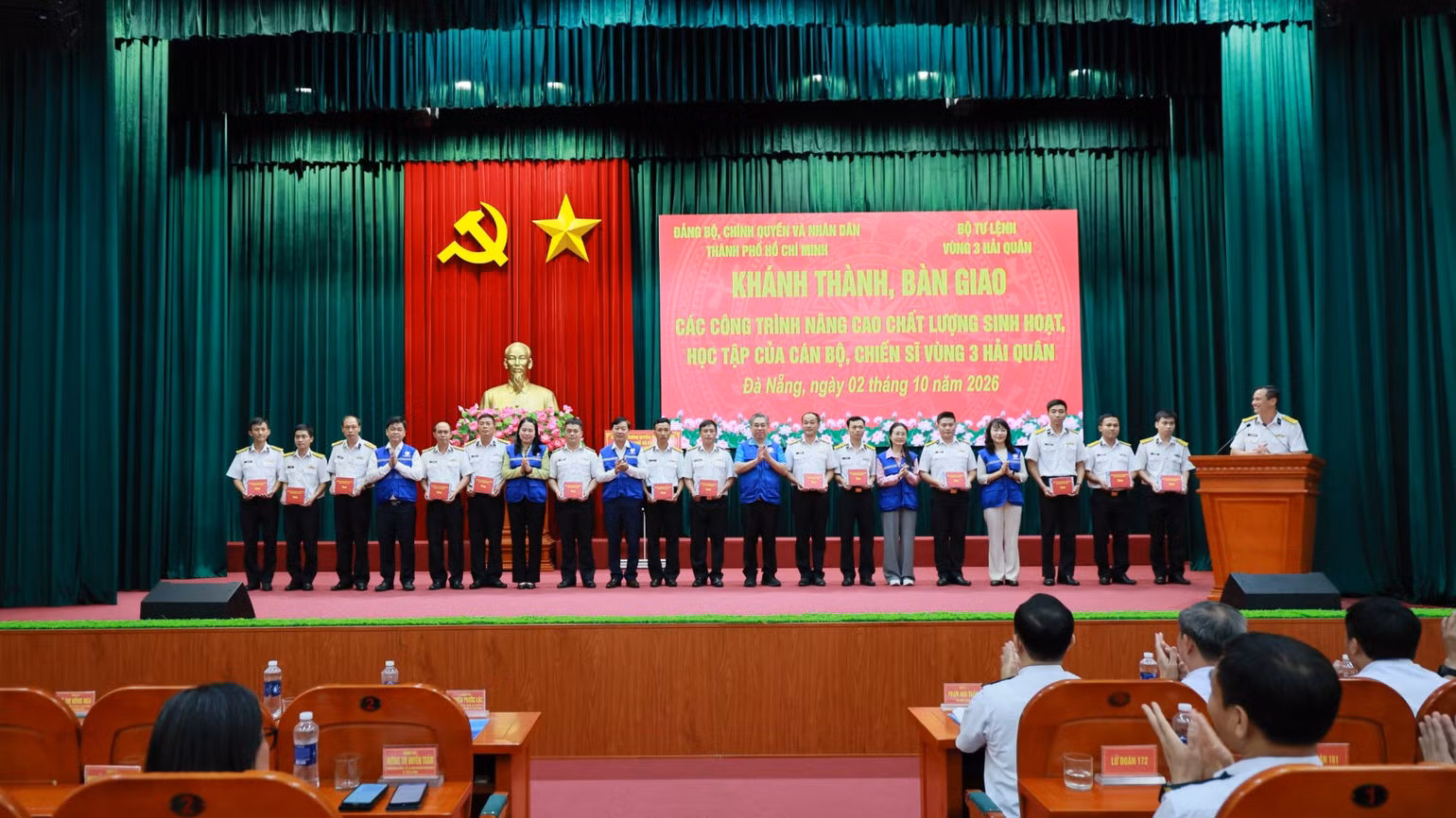 5-doan-dai-bieu-thanh-pho-ho-chi-minh-tang-qua-cho-can-bo-chien-si-vung-3-co-hoan-canh-kho-khan-3344.jpg