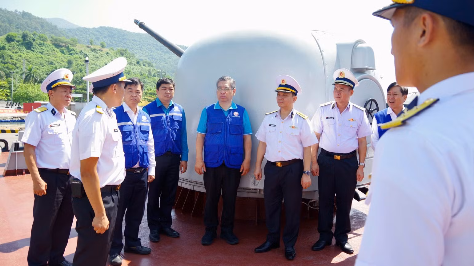 7-doan-cong-tac-den-tham-quan-cac-trang-bi-khi-tai-tren-tau-20-lu-doan-172-vung-3-hai-quan-6839.jpg