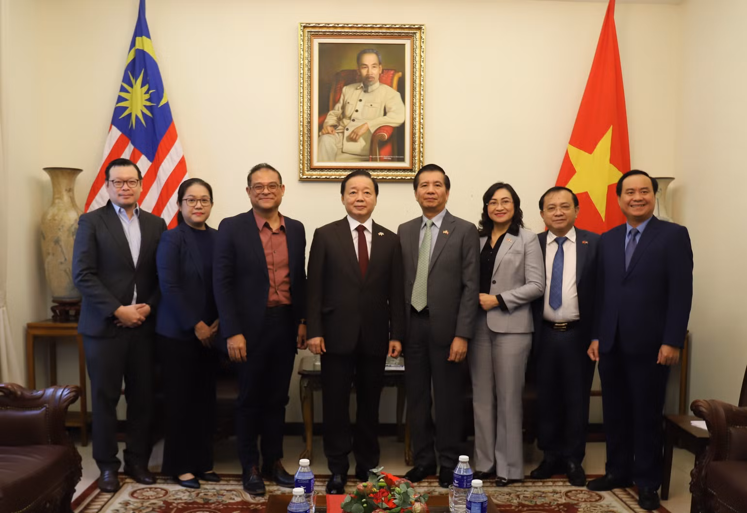 vna-potal-pho-thu-tuong-chinh-phu-tran-hong-ha-lam-viec-voi-cac-doanh-nghiep-hiep-hoi-cua-malaysia-8282623.jpg