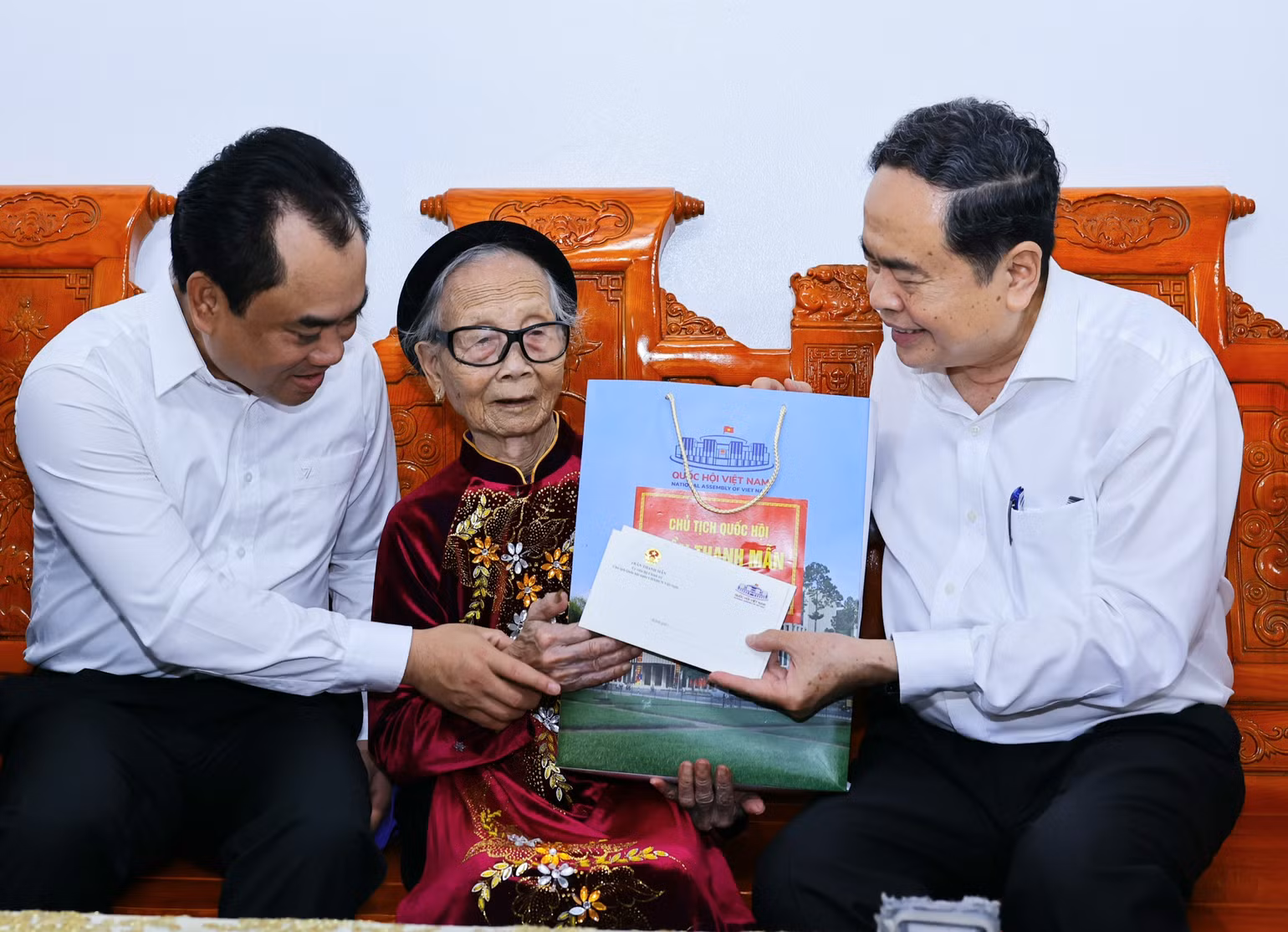 vna-potal-chu-tich-quoc-hoi-tran-thanh-man-tham-va-tang-qua-me-viet-nam-anh-hung-ta-thi-tran-8159136-6515.jpg
