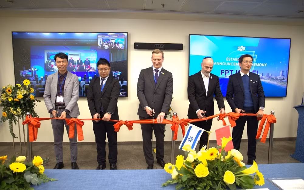 Lãnh đạo tại điểm cầu Israel tham dự cắt băng công bố thành lập FPT Israel.