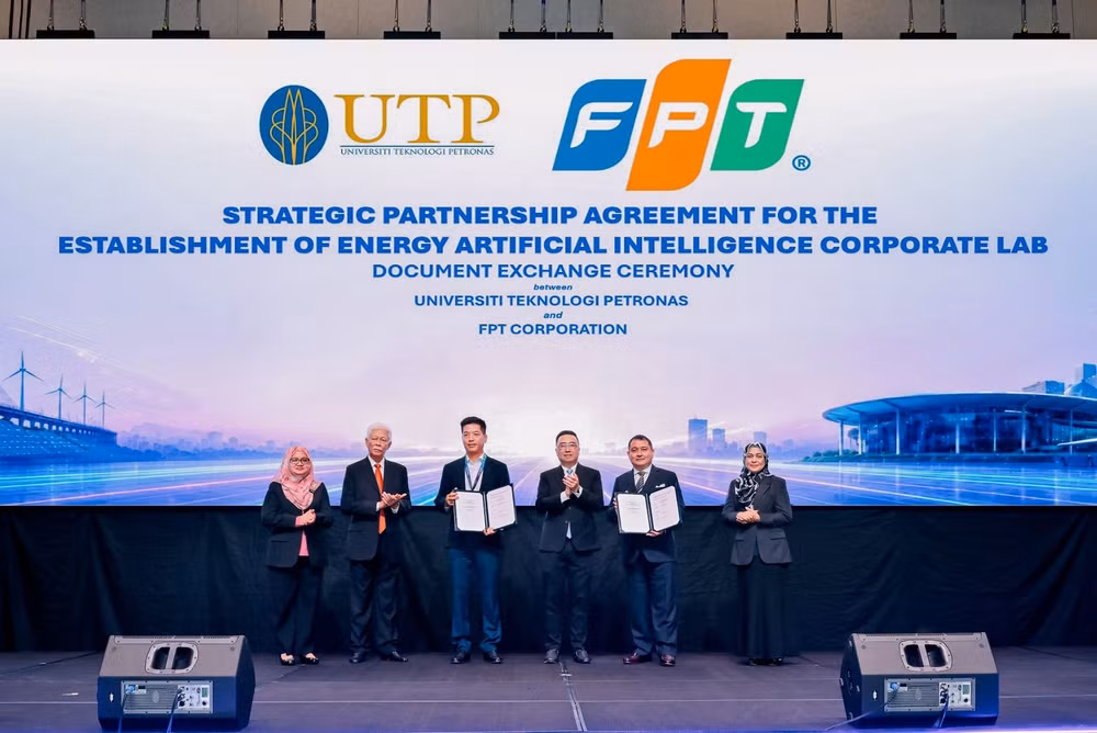 FPT và UTP ký kết thành lập Phòng Nghiên cứu AI năng lượng tại lễ khai mạc Hội nghị Kỹ thuật, khoa học và công nghệ thế giới - ESTCON2026, trước sự chứng kiến của Bộ trưởng Khoa học, Công nghệ và Đổi mới Malaysia. (Ảnh: FPT)