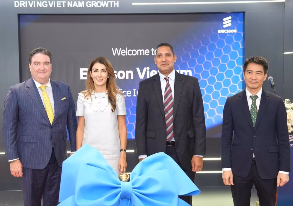 Cắt băng khai trương văn phòng mới Ericsson Việt Nam.