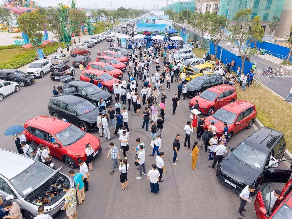 Lễ bàn giao lô xe VinFast Limo Green đầu tiên được tổ chức trong khuôn khổ “Ngày hội Xanh - Thu xe xăng, lên đời xe Xanh” đang diễn ra tại Khu đô thị Vinhomes Global Gate (Đông Anh, Hà Nội).