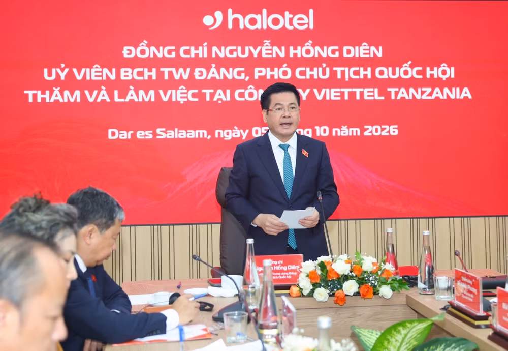 Đồng chí Nguyễn Hồng Diên, Phó Chủ tịch Quốc hội phát biểu trong chuyến thăm Viettel Tanzania. (Ảnh đơn vị cung cấp)