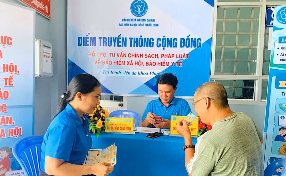 Tuyên truyền chính sách bảo hiểm xã hội tự nguyện trực tiếp đến người lao động tại cơ sở ở Cà Mau. (Ảnh: NGUYỄN ĐẠT)
