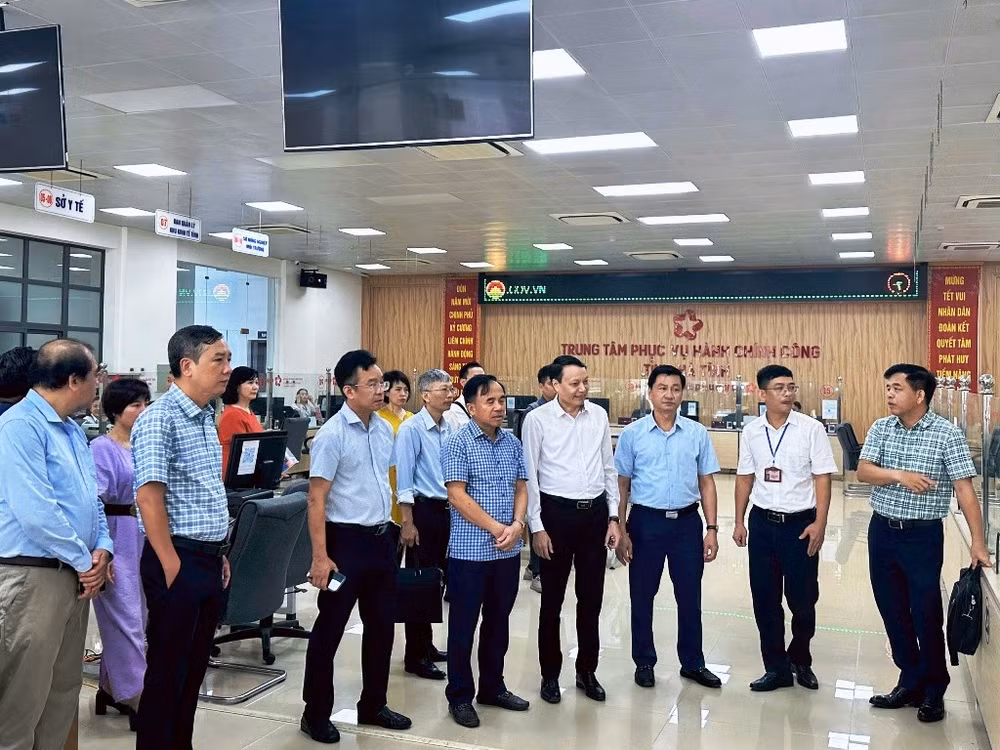 Đoàn công tác của Bộ Khoa học và Công nghệ đi kiểm tra thực tế tại Trung tâm Phục vụ Hành chính công tỉnh Hà Tĩnh.