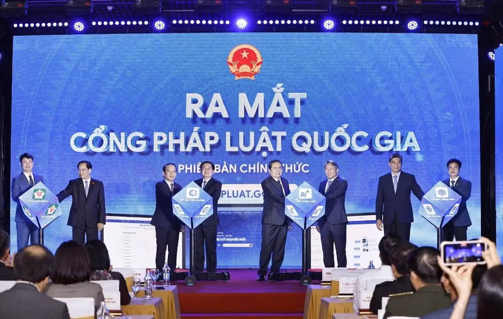 Chủ tịch Quốc hội Trần Thanh Mẫn và các đại biểu ấn nút ra mắt Cổng Pháp luật quốc gia phiên bản chính thức.