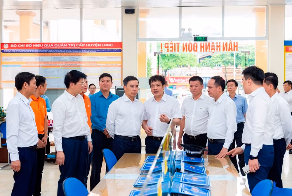 Lãnh đạo tỉnh Quảng Ninh và Tổng Giám đốc FPT khảo sát trong ngày đầu triển khai mô hình chính quyền hai cấp mới.