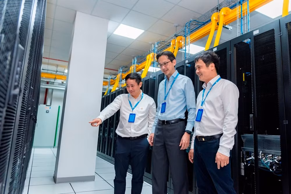 Thứ trưởng Ngoại giao Đỗ Hùng Việt cùng đoàn thăm Nhà máy AI (AI Factory) do FPT hợp tác cùng NVIDIA nghiên cứu và phát triển.