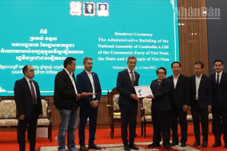 Đại sứ Việt Nam tại Campuchia Nguyễn Minh Vũ (thứ tư từ trái sang) thực hiện nghi thức bàn giao công trình tòa nhà hành chính mới của Quốc hội Campuchia do Việt Nam tài trợ.