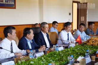 Đại sứ Nguyễn Minh Vũ và đoàn công tác tại buổi làm việc với chính quyền tỉnh Mondulkiri, địa phương cách thủ đô Phnom Penh khoảng 360 km. (Ảnh: ĐINH TRƯỜNG)
