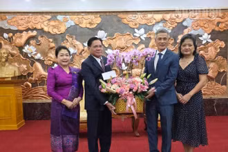 Đại sứ Buakeo Phumvongsay và Phu nhân tặng hoa chúc mừng Đại sứ Nguyễn Minh Vũ và Phu nhân nhân dịp kỷ niệm 80 năm Cách mạng Tháng Tám thành công và Quốc khánh Việt Nam.