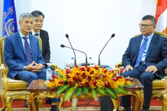 Đại sứ Việt Nam tại Campuchia Nguyễn Minh Vũ (bên trái) tại cuộc gặp ông Chhay Sinarit, Bộ trưởng Cao cấp, Trưởng Ban Thư ký Ủy ban Chống lừa đảo trực tuyến Campuchia ngày 23/7.