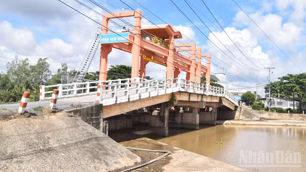 Ngành chuyên môn tỉnh Đồng Tháp đang rà soát và sửa chữa các cống, đập để ứng phó hạn, mặn 2026-2027. (Ảnh: NGUYỄN SỰ)