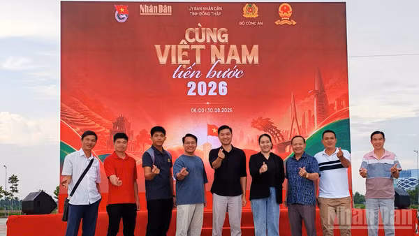 Các đơn vị kiểm tra công tác chuẩn bị cho Chương trình đi bộ "Cùng Việt Nam tiến bước" tại tỉnh Đồng Tháp vào chiều tối 29/8.