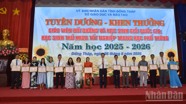 Đồng chí Huỳnh Minh Tuấn trao Bằng khen cho các giáo viên đã có thành tích trong công tác bồi dưỡng học sinh đạt giải Kỳ thi chọn học sinh giỏi quốc gia năm 2026.