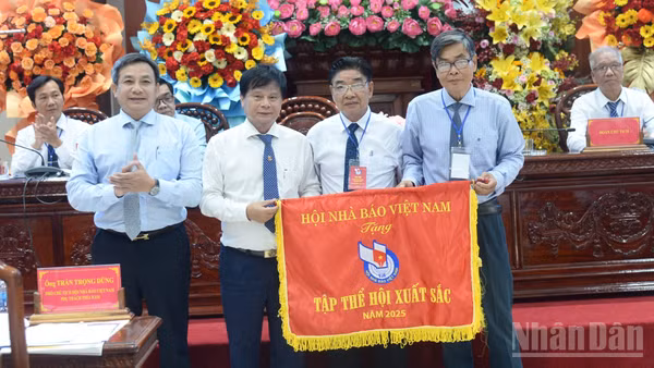 Hội Nhà báo Việt Nam trao Cờ thi đua xuất sắc cho Hội Nhà báo tỉnh Đồng Tháp.