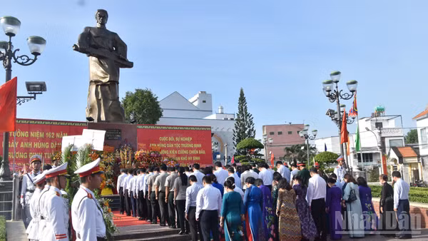 Lãnh đạo Trung ương và địa phương viếng tượng đài Anh hùng dân tộc Trương Định tại phường Gò Công (tỉnh Đồng Tháp).