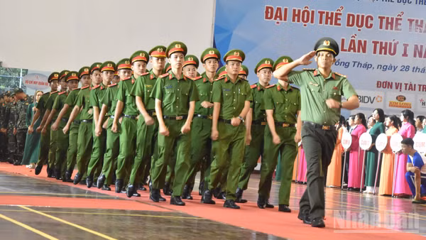 Đoàn Công an tỉnh Đồng Tháp diễu hành qua lễ đài. (Ảnh: NGUYỄN SỰ)