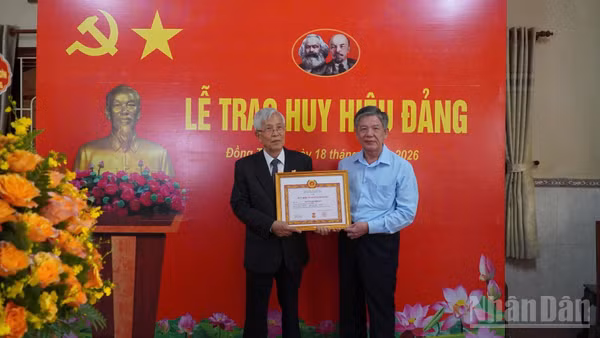 Đồng chí Ngô Chí Cường, Ủy viên Trung ương Đảng, Bí thư Tỉnh ủy, Chủ tịch Hội đồng nhân dân tỉnh Đồng Tháp (bên phải) trao Huy hiệu 55 tuổi Đảng cho đồng chí Huỳnh Minh Đoàn đợt 2/9/2026. (Ảnh: HỮU NGHĨA)