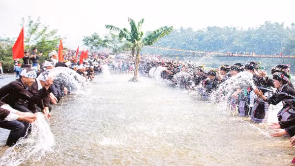 Cuộc thi té nước trong Lễ hội Bun Vốc Nặm của đồng bào dân tộc Lự tại xã Bản Bo (Lai Châu).