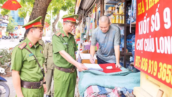 Công an phường Ba Đình kiểm tra, nhắc nhở các hộ kinh doanh tại khu vực chợ Châu Long. (Ảnh: THẾ ĐẠI)