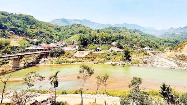 Thành phố Đà Nẵng tập trung đầu tư hạ tầng giao thông ở nhiều địa phương miền núi. (Ảnh: LÊ ANH QUÂN-ĐỖ VẠN)