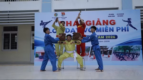 Võ sư Nguyễn Xuân Khang - Phó Chủ tịch Học viện quốc tế võ thuật Việt Nam cùng các võ sinh biểu diễn nội công tại lễ khai giảng lớp dạy võ miễn phí tại xã Phú Nghĩa (Hà Nội).