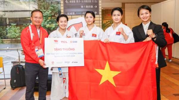 Thực hiện chỉ đạo của Bộ trưởng Lâm Thị Phương Thanh, Phó Cục trưởng Thể dục thể thao Việt Nam, Trưởng Đoàn Thể thao Việt Nam tại ASIAD 20 Nguyễn Hồng Minh đã trao thưởng nóng 200 triệu đồng cho đội tuyển karate nữ nội dung kata. (Ảnh: BÙI LƯỢNG)