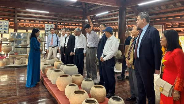 Ngài Pavlin Todorov - Đại sứ Bulgaria cùng các chuyên gia, nhà nghiên cứu văn hóa của Việt Nam đang lắng nghe Bà Nguyễn Thanh Hiền, Giám đốc Bảo tàng gốm Tam Thọ giới thiệu về các hiện vật trưng bày tại bảo tàng. 