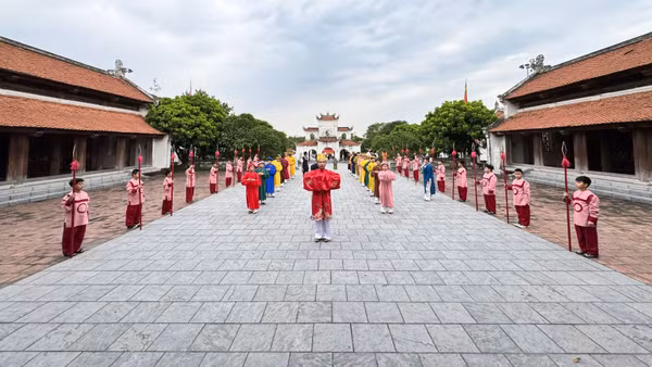 Nghi lễ dâng hương trang trọng mở đầu hành trình trải nghiệm. (Ảnh: HOÀI THU)