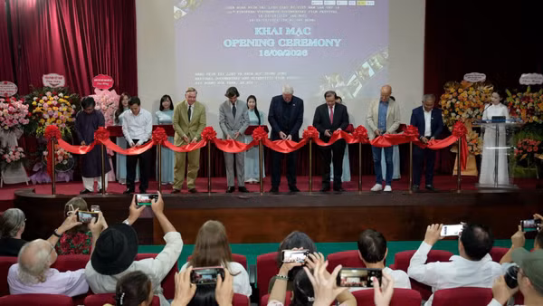Các đại biểu thực hiện nghi thức cắt băng khai mạc. (Ảnh: Ban Tổ chức)