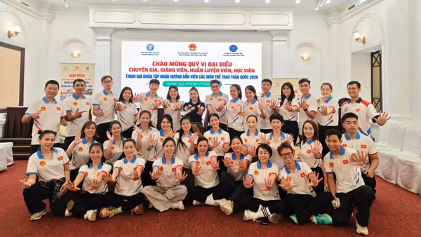 Các học viên tham gia Chương trình tập huấn Hướng dẫn viên thể thao quốc gia năm 2026 tại đầu cầu Hà Nội. (Ảnh: Ban Tổ chức)