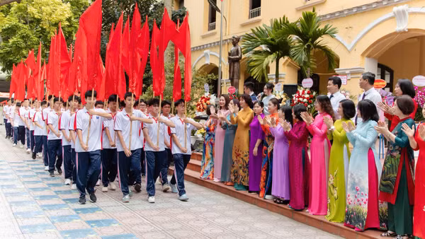 Thầy cô giáo Trường trung học phổ thông Phan Đình Phùng chào đón các em tân học sinh lớp 10 tại Lễ khai giảng năm học mới 2026-2027. (Ảnh: ANH HOÀNG)