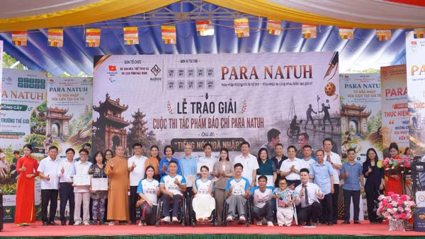 Ban tổ chức và vận động viên chụp ảnh lưu niệm cùng các tác giả đạt giải tác phẩm báo chí Para Natuh “Tiếng nói hòa nhập”.