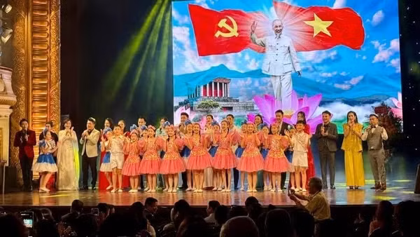 Các em thiếu nhi trình bày những ca khúc cách mạng trong chương trình nghệ thuật “Giai điệu Tổ quốc” chào mừng Ngày Âm nhạc Việt Nam. (Ảnh: Báo Nhân Dân)