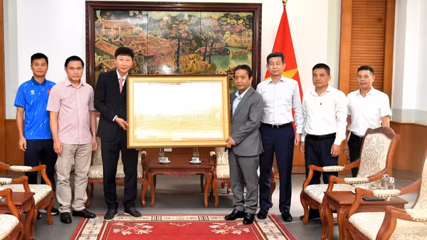 Thứ trưởng Văn hóa, Thể thao và Du lịch Hoàng Đạo Cương trao quà của Thủ tướng tặng đội tuyển bóng đá nam quốc gia. (Ảnh: THÁI DƯƠNG)