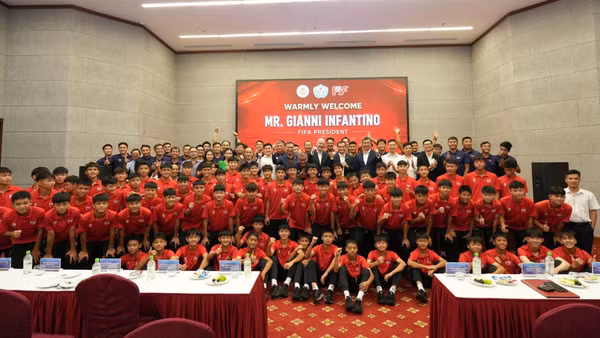 Chủ tịch FIFA Gianni Infantino và Tổng Thư ký FIFA Mattias Grafstrom cùng các đại biểu chụp ảnh lưu niệm cùng các học viên Trung tâm PVF. (Ảnh: Ban tổ chức) 