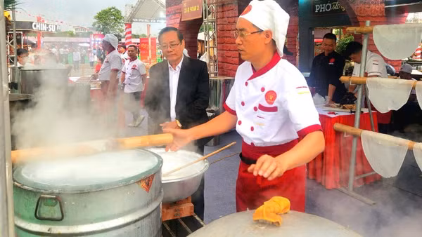 Nghệ nhân làm bánh phở tại Festival.