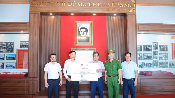 Ông Nguyễn Xuân Thanh, Phó Giám đốc Công ty cổ phần Văn hóa đọc và học Việt Nam trao tặng 500 cuốn sách Người chiến sĩ “Sống anh dũng, chết vẻ vang” tới đại diện lãnh đạo xã Xuân Trúc, tỉnh Hưng Yên. (Ảnh: Thành Trung)