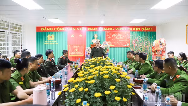 Thiếu tướng Trương Minh Đương, Giám đốc Công an tỉnh Lâm Đồng trực tiếp kiểm tra các đơn vị trực chiến trong đêm giao thừa.