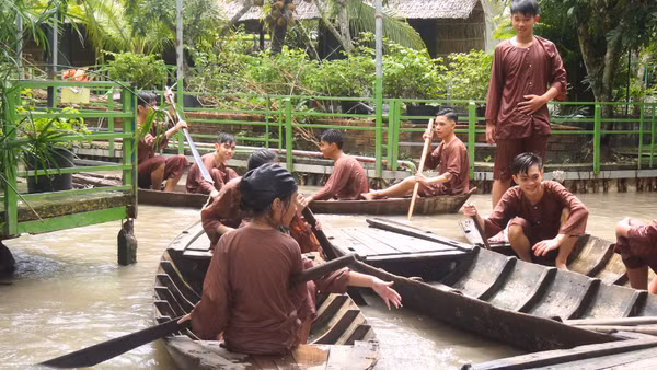 Du khách tham gia trò chơi dân gian tại Làng du lịch sinh thái Ông Đề, thành phố Cần Thơ. (Ảnh: VĂN ÚT)